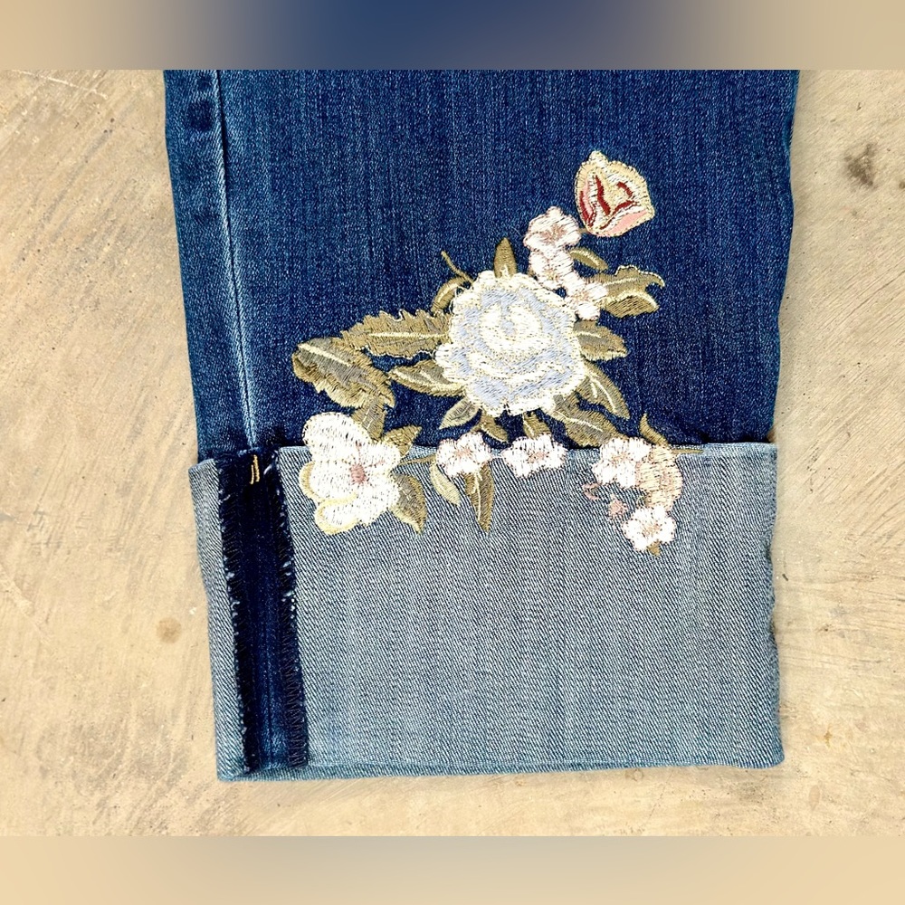 Chico’s EMBROIDERED JEANS Slimming Ankle Flowers Sz 3x - BLUE - Picture 5 of 12